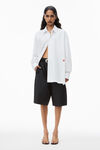 Alexander Wang white camicia boyfriend button-up in cotone compatto con applicazione con logo a forma di mela