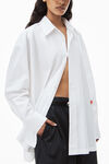 Alexander Wang white camicia boyfriend button-up in cotone compatto con applicazione con logo a forma di mela