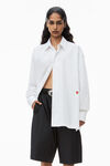 Alexander Wang white camicia boyfriend button-up in cotone compatto con applicazione con logo a forma di mela